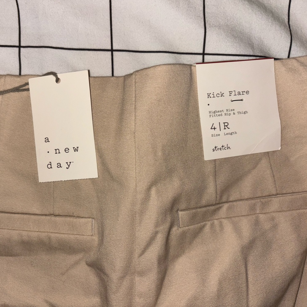 Chic Kick Flare Pants - Picture 3 of 4
